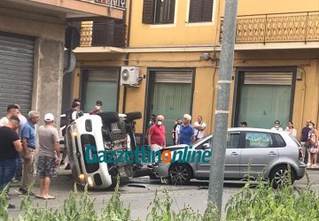 Giarre, incidente in via Lazio. Auto si ribalta su un fianco. Due feriti VIDEO