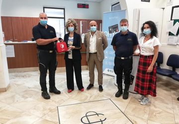 Mascali, la filiale della Bcc di Pachino dona defibrillatore ai volontari del Noes