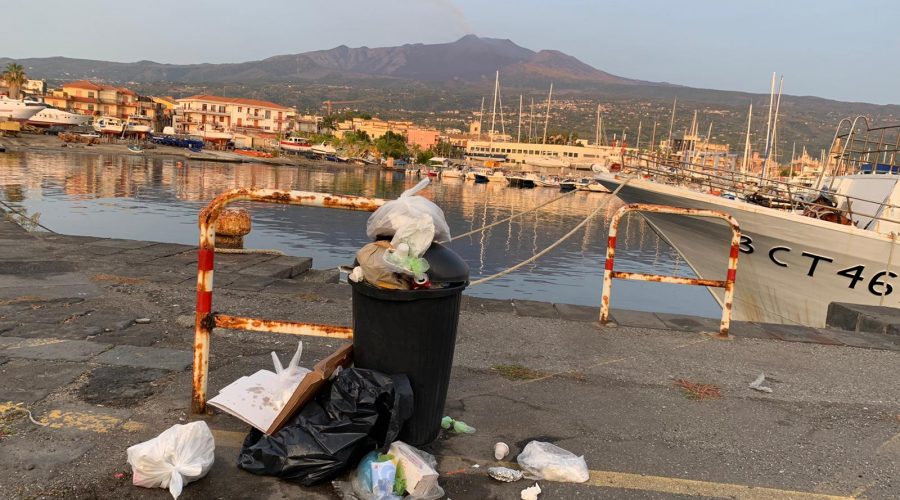 Riposto, il porto pattumiera e la potenziale discarica nel primo bacino. Chi deve intervenire ? E quando?