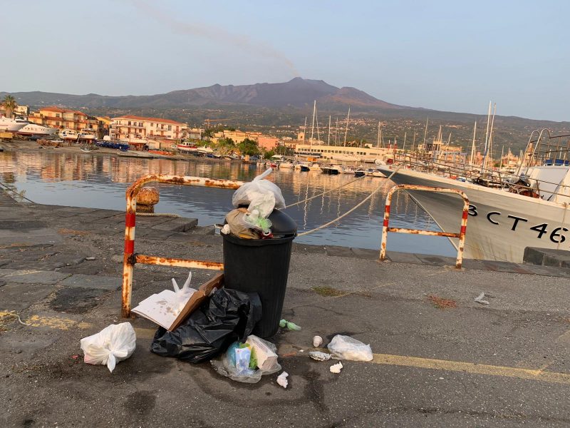 Riposto, il porto pattumiera e la potenziale discarica nel primo bacino. Chi deve intervenire ? E quando?