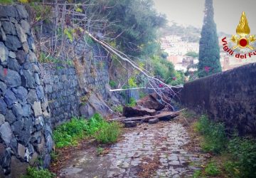 Timpa di Acireale, si staccano alcune parti rocciose. Intervento dei Vigili del fuoco