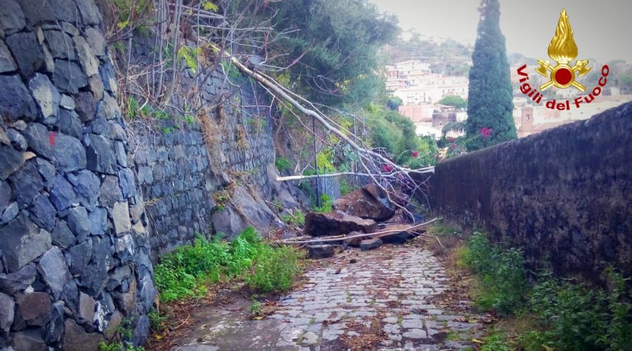 Timpa di Acireale, si staccano alcune parti rocciose. Intervento dei Vigili del fuoco