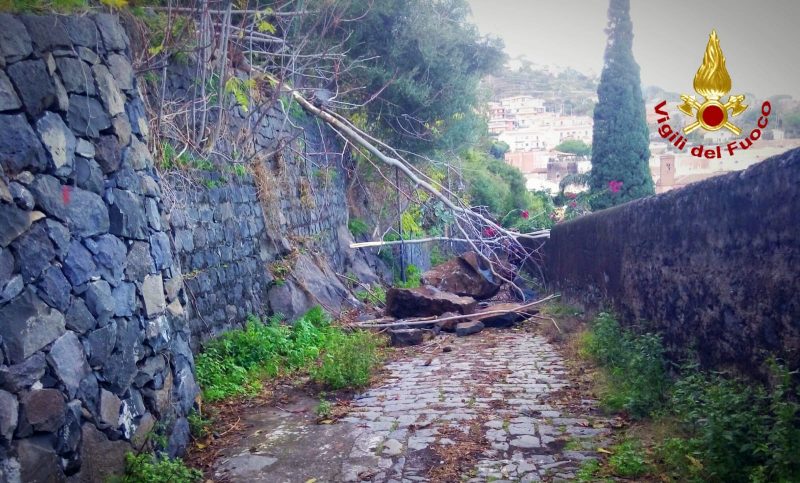 Timpa di Acireale, si staccano alcune parti rocciose. Intervento dei Vigili del fuoco