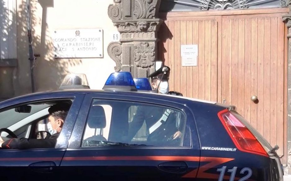 Chiede aiuto per difendersi dal compagno violento: arrestato 42enne di Acireale