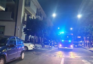 Riposto, auto in fiamme in via Roma. Intervento dei Vvff