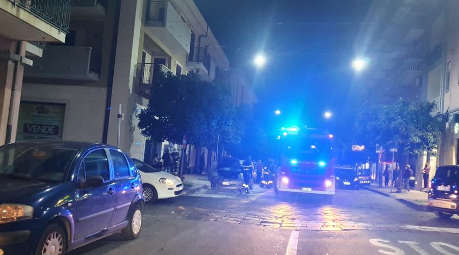 Riposto, auto in fiamme in via Roma. Intervento dei Vvff