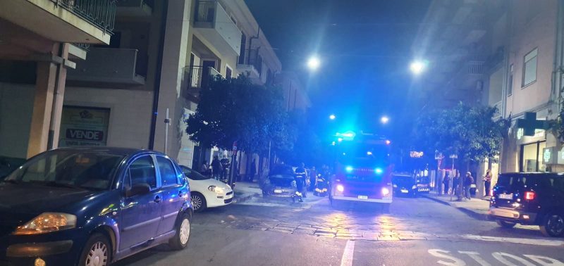 Riposto, auto in fiamme in via Roma. Intervento dei Vvff