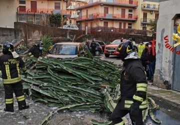 Vigili del fuoco: soccorso a persone intrappolate in auto ad Acireale