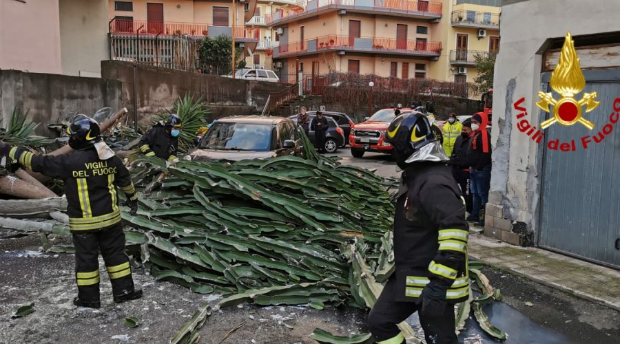 Vigili del fuoco: soccorso a persone intrappolate in auto ad Acireale