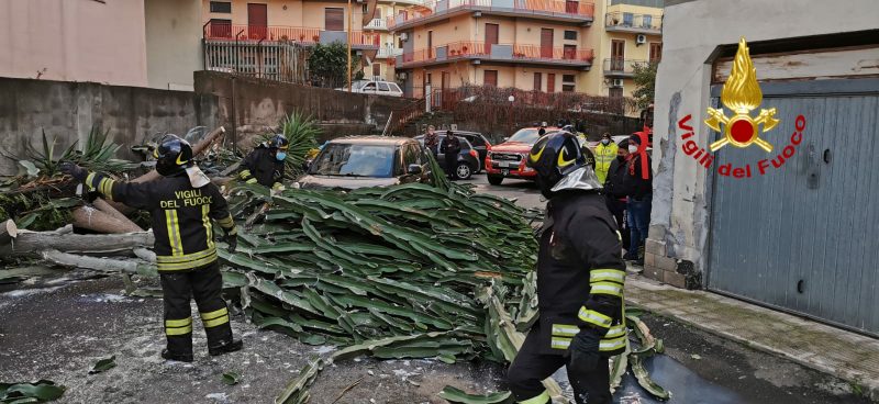 Vigili del fuoco: soccorso a persone intrappolate in auto ad Acireale