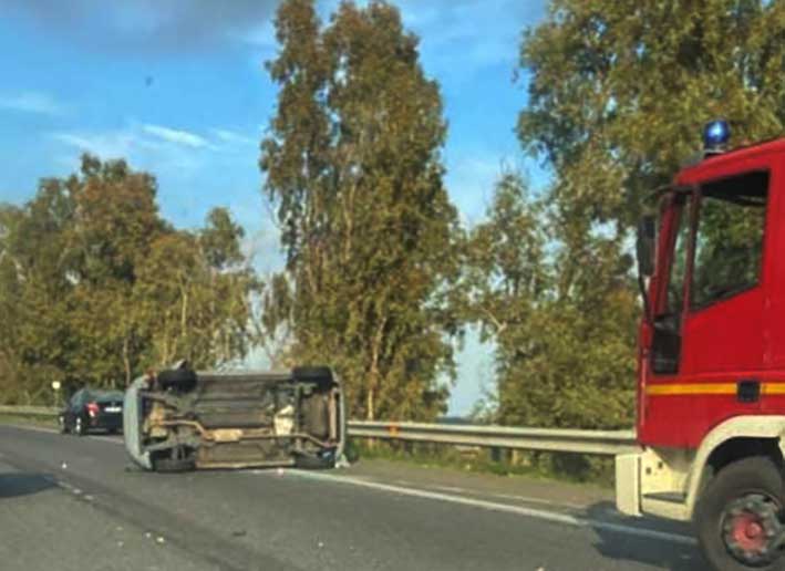 Acireale, incidente in A18, auto si ribalta. Intervento dell’elisoccorso