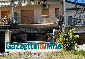 Fondachello, fiamme in un bar di via Spiaggia. Probabile corto circuito