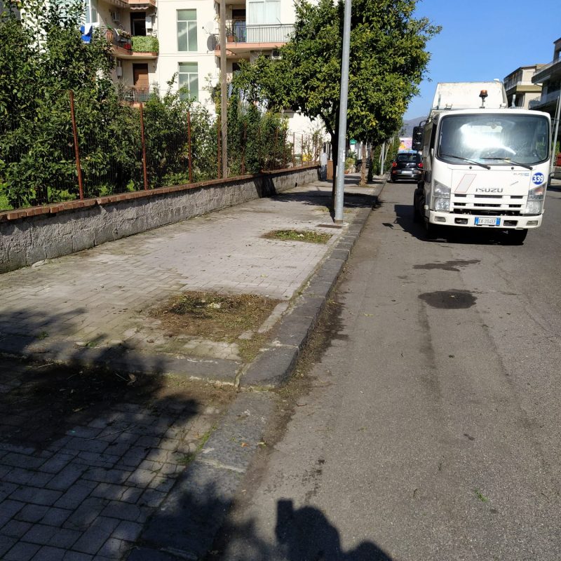 Riposto, scerbatura su strade e piazze