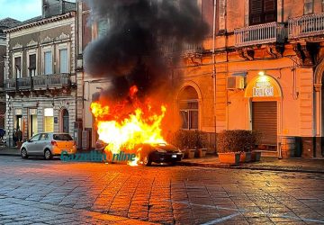 Giarre, paura in pieno centro: auto prende fuoco IL VIDEO