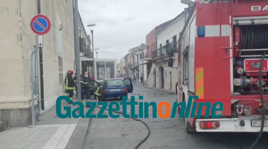 Riposto, a fuoco una Lancia Y. Intervento dei VVf VIDEO