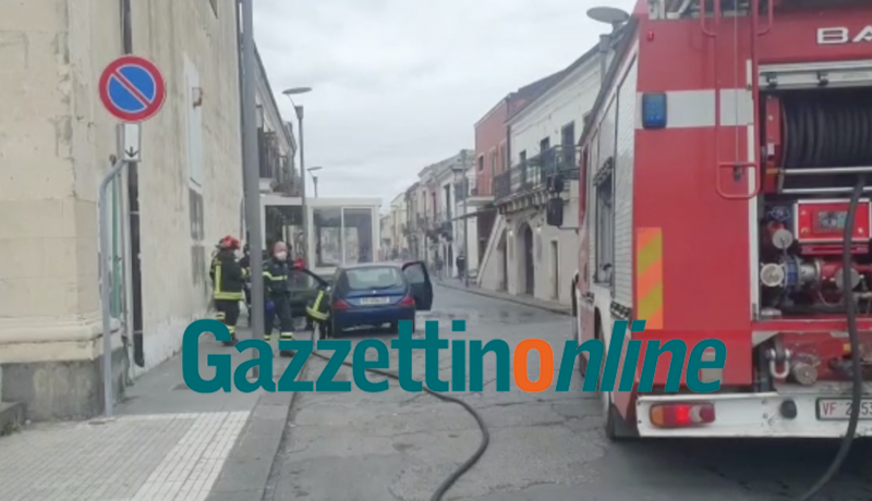 Riposto, a fuoco una Lancia Y. Intervento dei VVf VIDEO