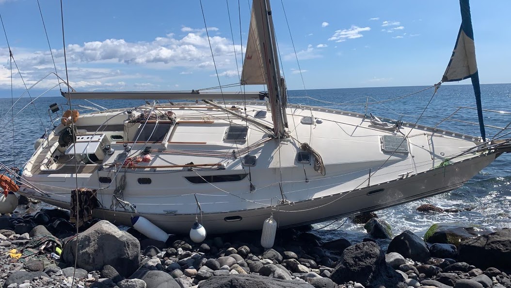 Recuperata dalla Lega navale italiana di Riposto una barca a vela incagliata a Praiola