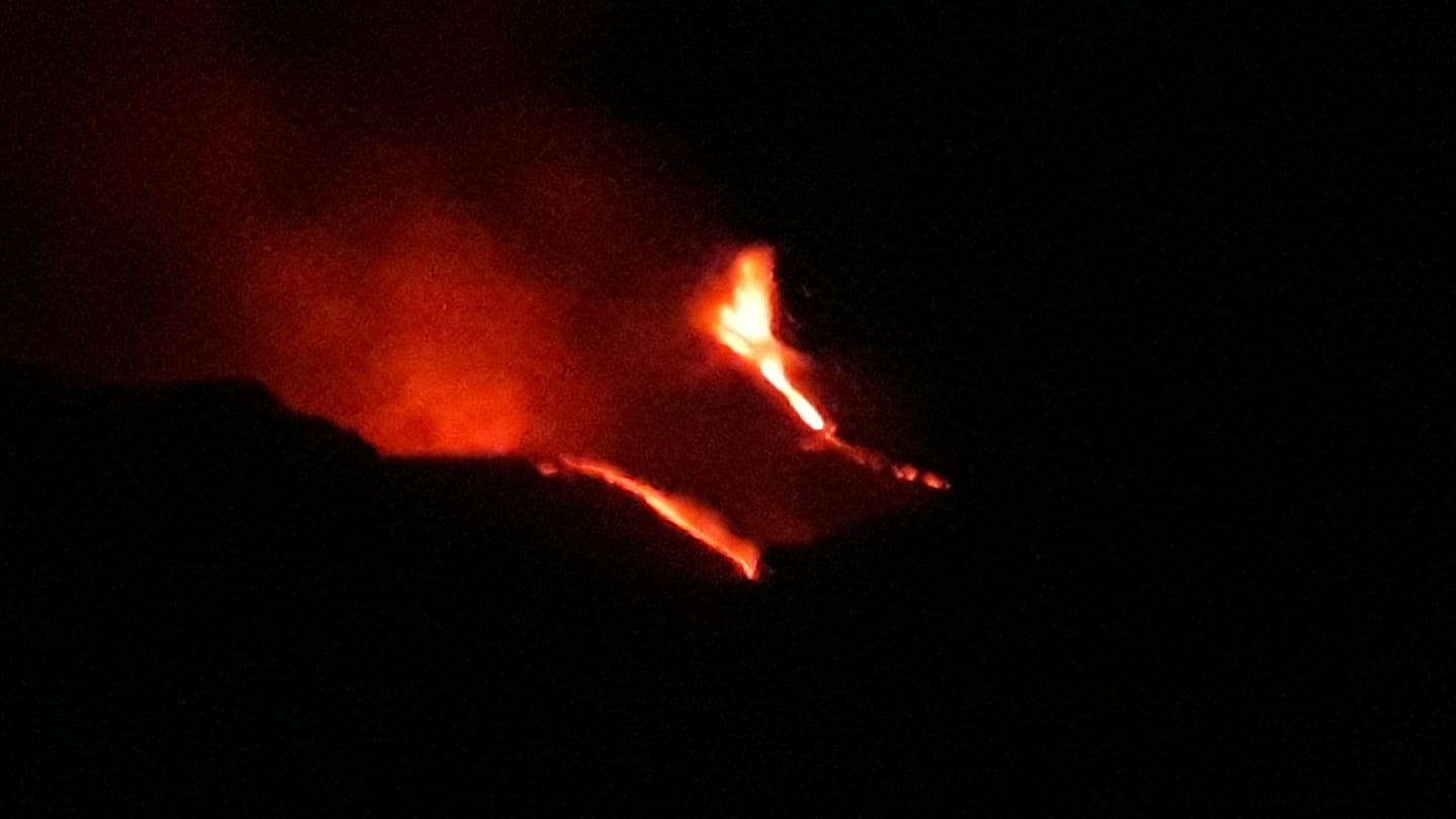 Etna: nuova attività stromboliana e cenere vulcanica