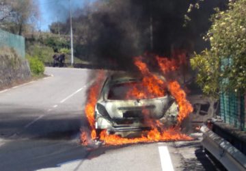 Mascali, auto a fuoco mentre era in marcia: famiglia si mette in salvo in extremis