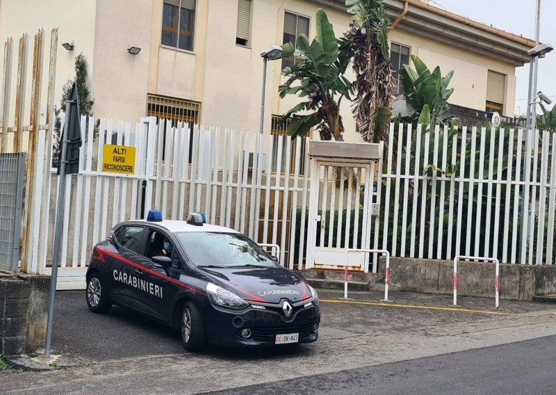 Chiede soldi all’ex in cambio di gioielli rubati: 43enne denunciata per ricettazione e tentata estorsione