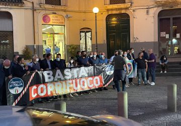 "Non al coprifuoco". Da Giarre la pacifica protesta di Fratelli d'Italia, ristoratori e commercianti