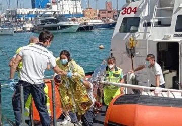 Ragazzi in difficoltà tra le onde, recuperati dalla Guardia Costiera