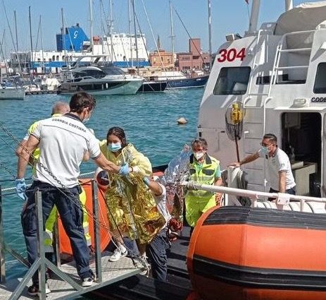 Ragazzi in difficoltà tra le onde, recuperati dalla Guardia Costiera