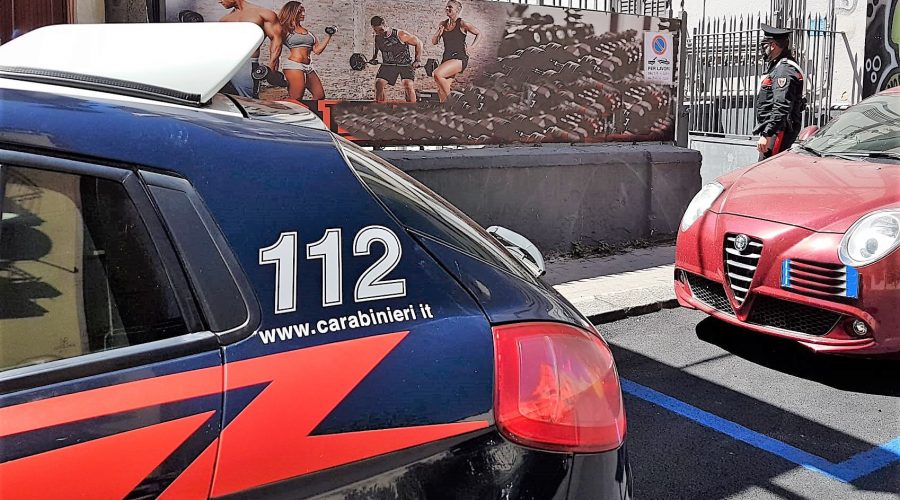 Catania, via Gorizia: minaccia i passanti e assale i Cc intervenuti su richiesta di un’anziana