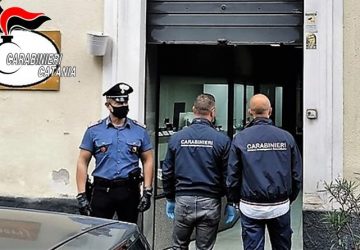 Commesso di una gioielleria aggredisce il titolare a colpi di martello: arrestato