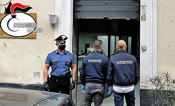 Commesso di una gioielleria aggredisce il titolare a colpi di martello: arrestato