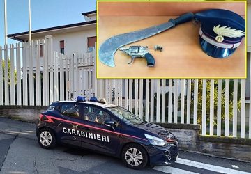 Acireale, voleva assistere alle effusioni amorose tra la nipote e il fidanzato: loro si rifiutano e lui scatena il finimondo