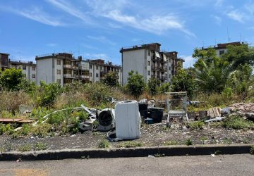 Giarre, quartiere Jungo: giardini di sterpaglie a rischio incendi