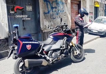 Chiedeva aiuto ai Carabinieri ma nel frattempo picchiava l’ex compagno: denunciata