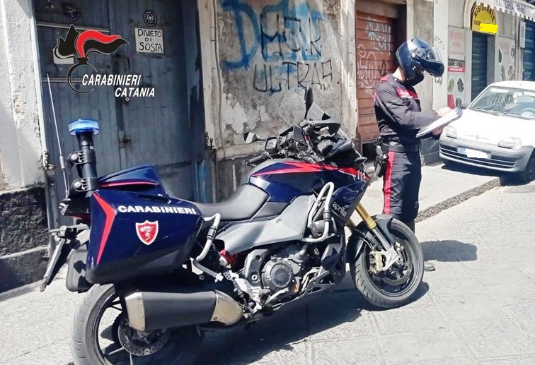 Chiedeva aiuto ai Carabinieri ma nel frattempo picchiava l’ex compagno: denunciata