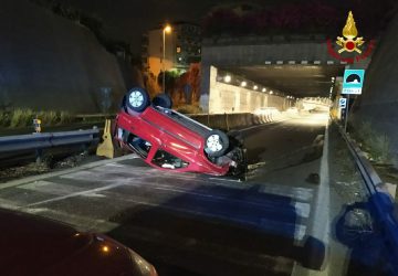 Catania, auto si ribalta sul viale Mediterraneo