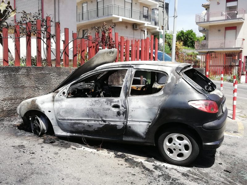 Mascali, duplice incendio auto nella notte. Indagini dei Cc