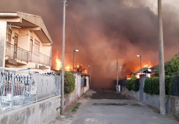 Emergenza incendi a Catania, diversi interventi della Polizia