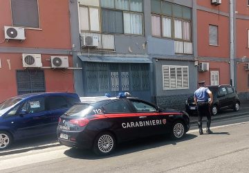 Prima tenta di lanciarsi dal balcone e poi viene colto da malore: salvato due volte dalla morte dai carabinieri