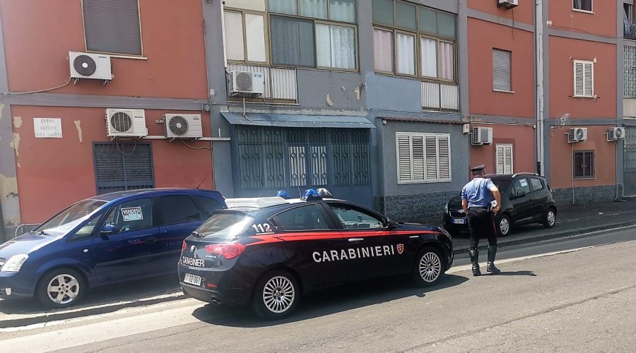 Prima tenta di lanciarsi dal balcone e poi viene colto da malore: salvato due volte dalla morte dai carabinieri