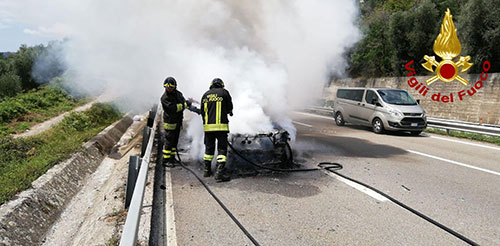 A18, a fuoco auto nei pressi dello svincolo di Fiumefreddo