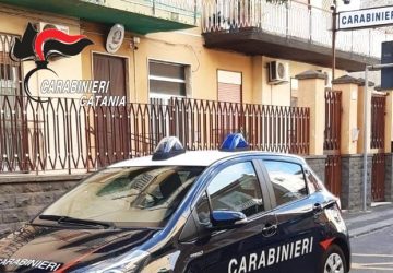 Tormenta e minaccia con un coltello il fratello per ottenere il denaro per la droga: denunciata