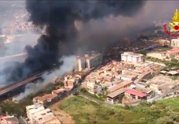 Catania assediata dagli incendi: decine gli interventi dei Vigili del fuoco. Chiuso l'aeroporto VD