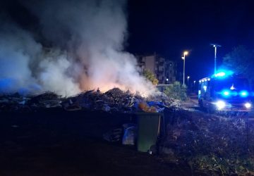 Giarre, quartiere Jungo assediato dagli incendi e dalle nubi tossiche