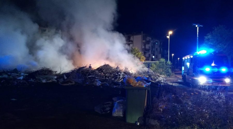 Giarre, quartiere Jungo assediato dagli incendi e dalle nubi tossiche