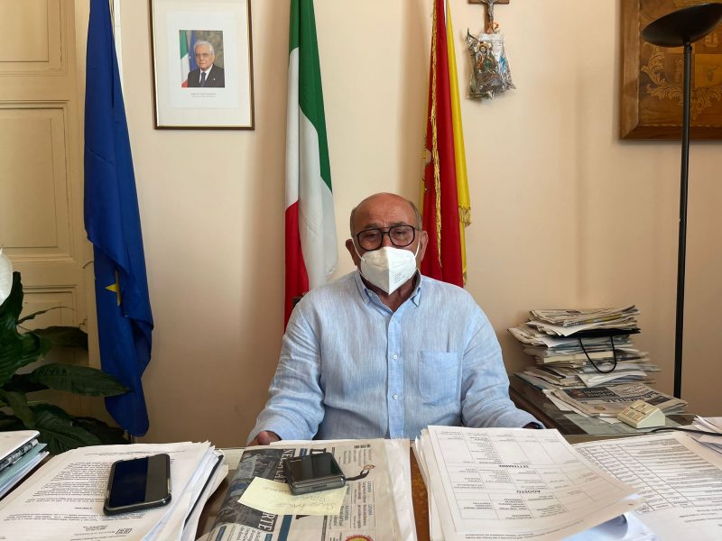 Riposto, l’accorato appello del sindaco Caragliano: “Vaccinarsi è l’unico scudo per proteggerci”