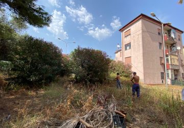 Giarre, quartiere Satellite assediato da una foresta di rovi. Allarme incendi VIDEO