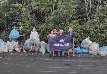 Giarre, plastic free pulisce l'area delle fontane di viale Mediterraneo a Macchia