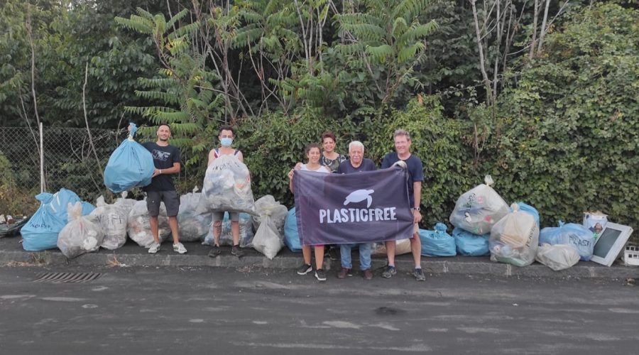 Giarre, plastic free pulisce l’area delle fontane di viale Mediterraneo a Macchia