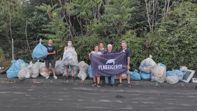 Giarre, plastic free pulisce l’area delle fontane di viale Mediterraneo a Macchia