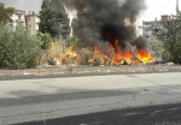 Giarre, quartiere Jungo a rischio incendi. In atto ennesimo rogo che sprigiona fumi tossici